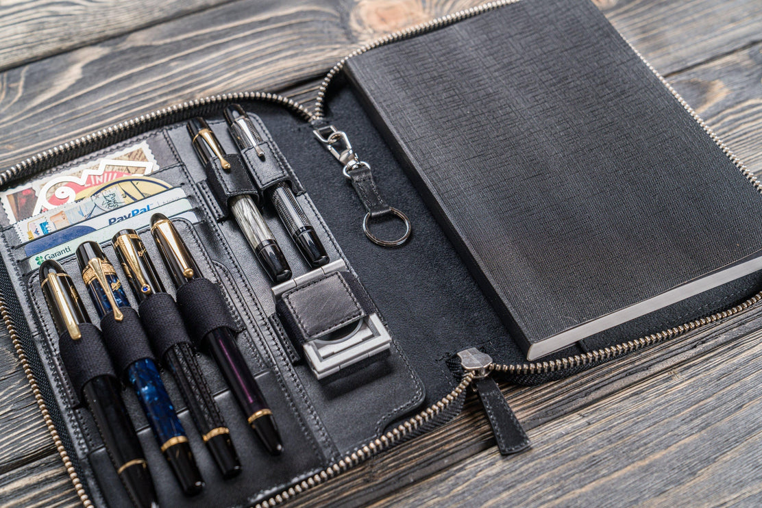 Folio de Cuero para cuaderno y plumas - Black - ColorSwatch