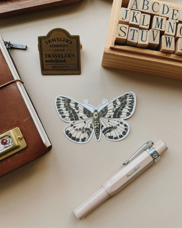 Sticker de Vinilo - Magpie Moth - ColorSwatch