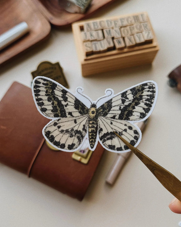 Sticker de Vinilo - Magpie Moth - ColorSwatch